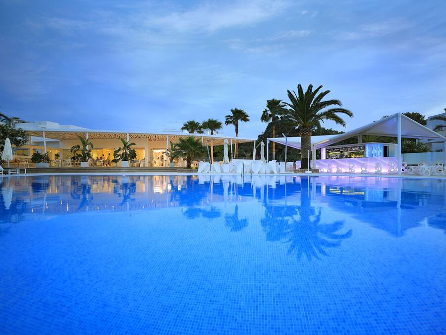 Utendørsbasseng, bassengparasoller og solsenger