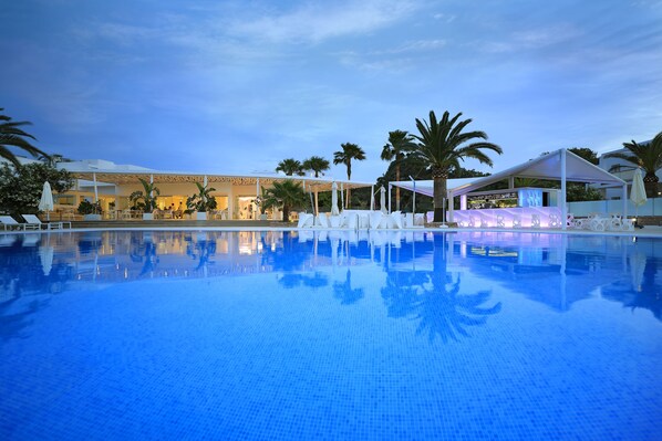 Außenpool, Sonnenschirme, Liegestühle