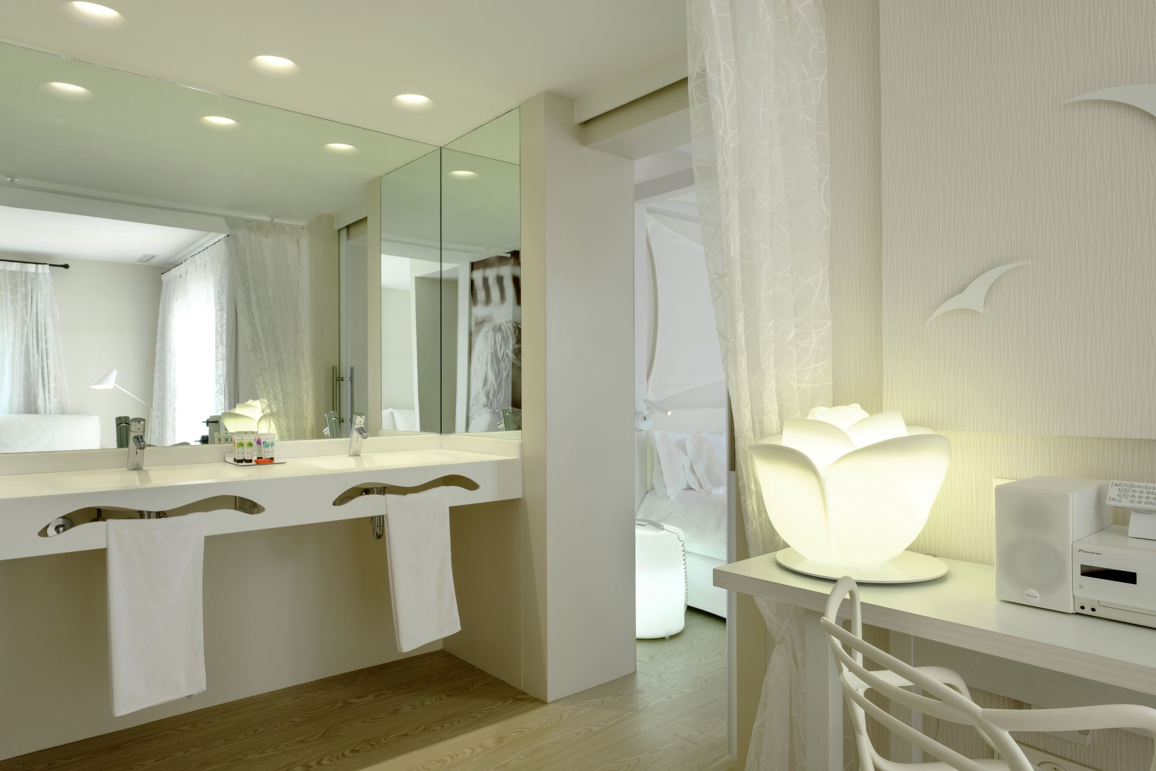 shower, rainfall showerhead, free toiletries, hair dryer