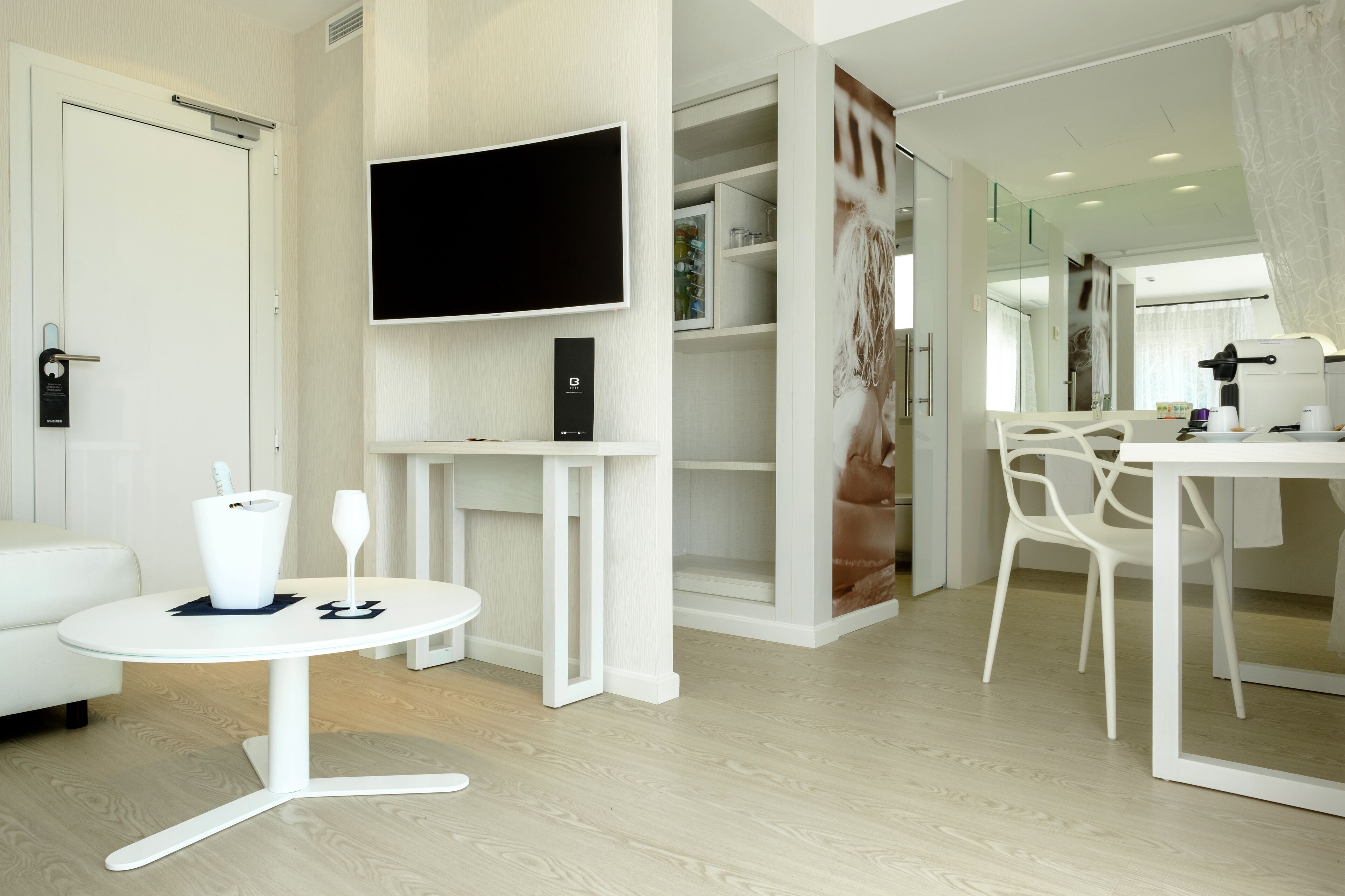 32-inch flat-screen tv with satellite channels, tv, ipod dock