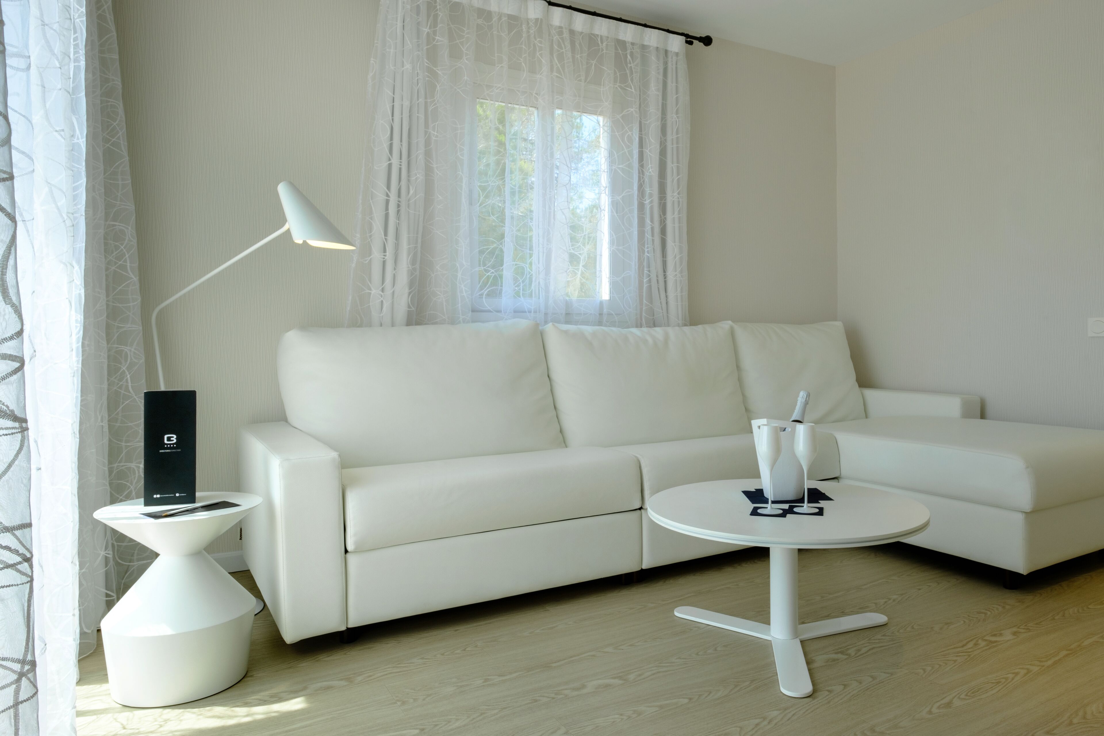 32-inch flat-screen tv with satellite channels, tv, ipod dock