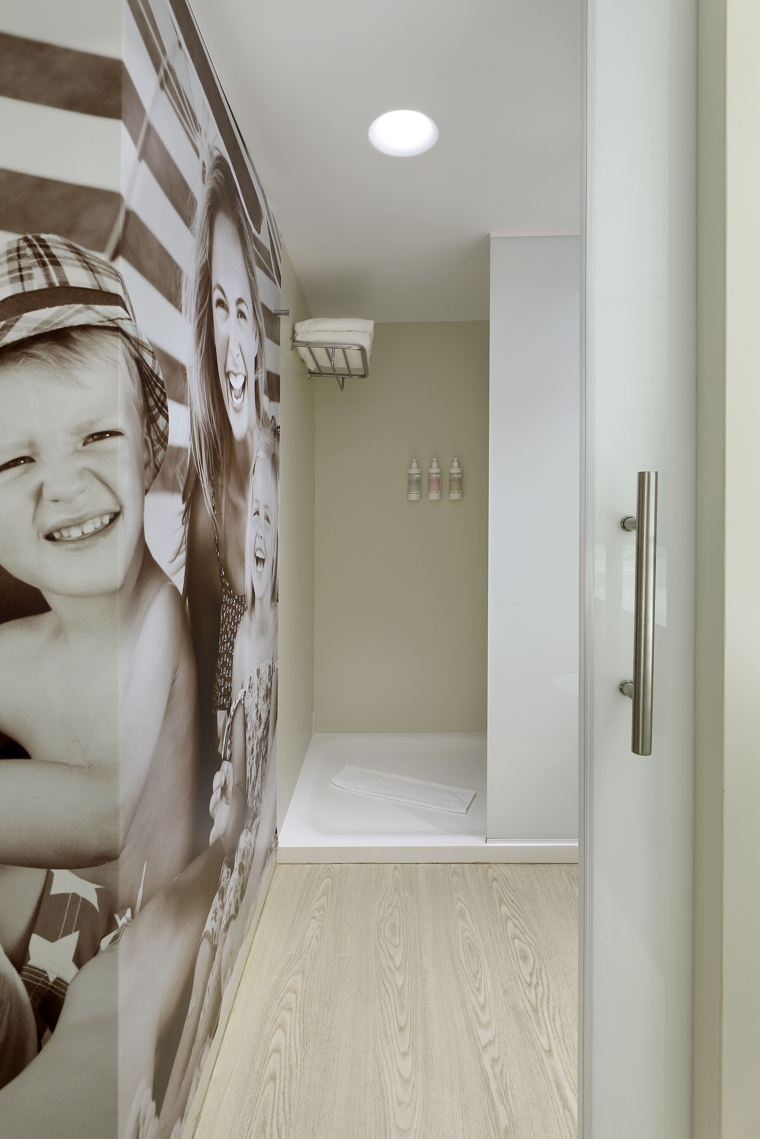 shower, rainfall showerhead, free toiletries, hair dryer