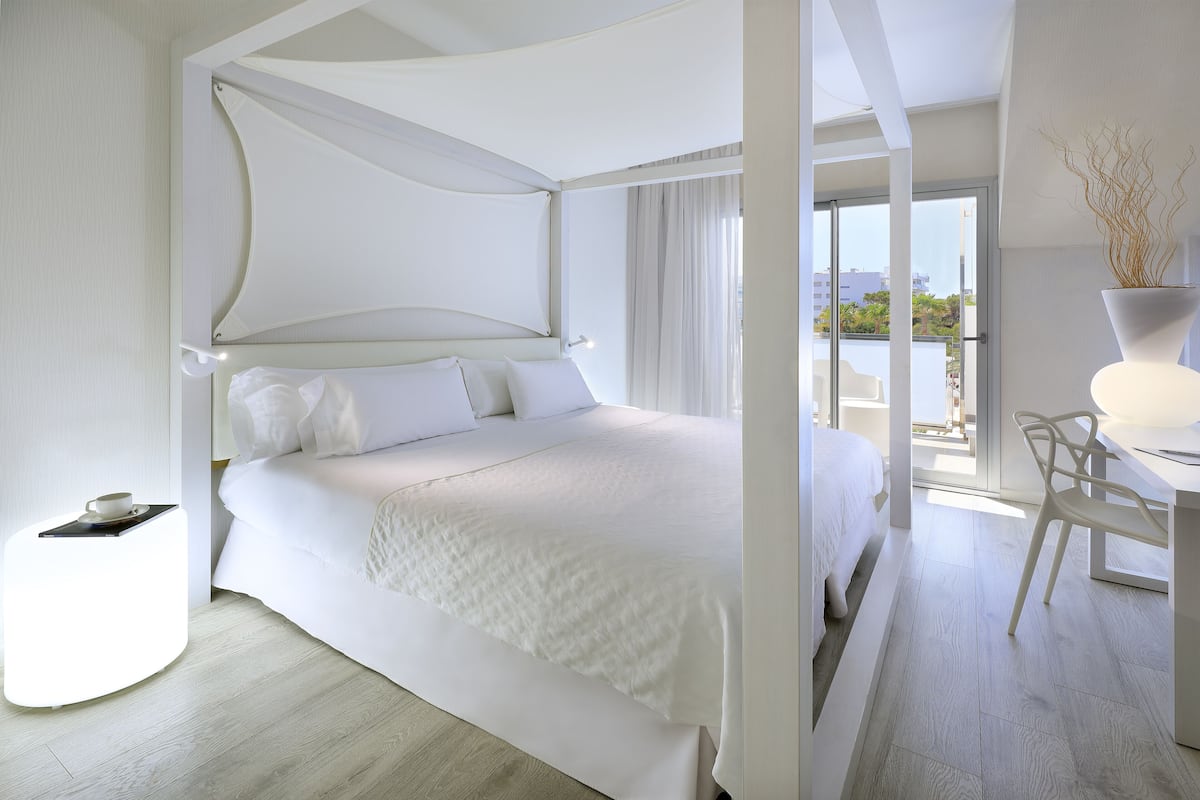 superior double room, terrace | 1 bedroom, minibar, in-room safe, blackout curtains