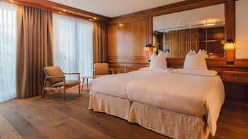 Ropa de cama de alta calidad, cubrecamas y minibar