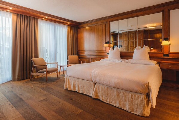 أغطية فراش متميزة وألحفة محشوة بالريش وميني بار وخزنة داخل الغرفة