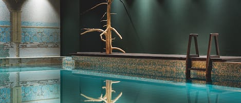 Inomhuspool och solstolar
