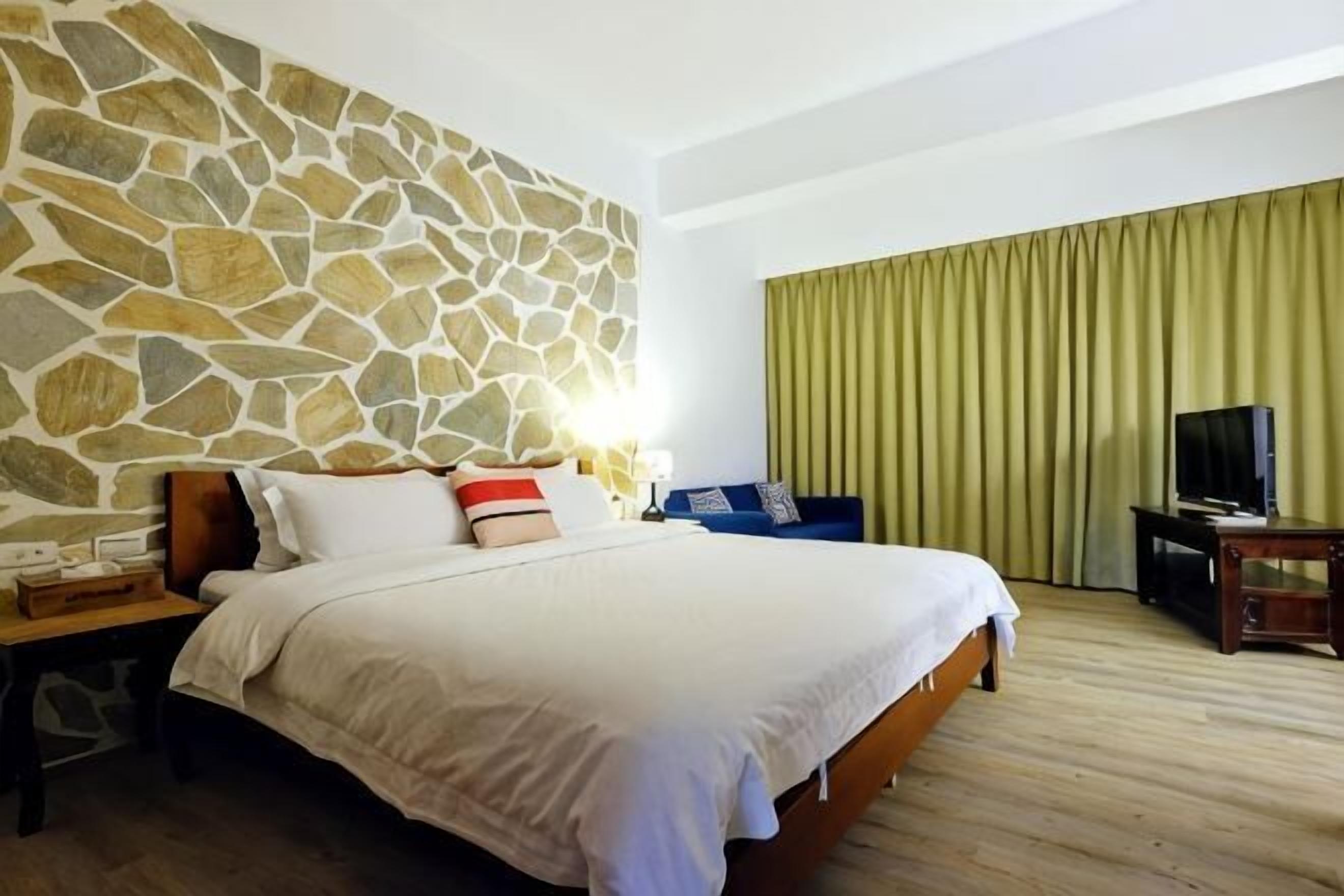 4 bedrooms, premium bedding, down comforters, pillowtop beds