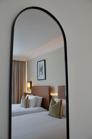 Main House Two Double Beds Room | Camas con efecto memoria, escritorio, cortinas blackout y ropa de cama 