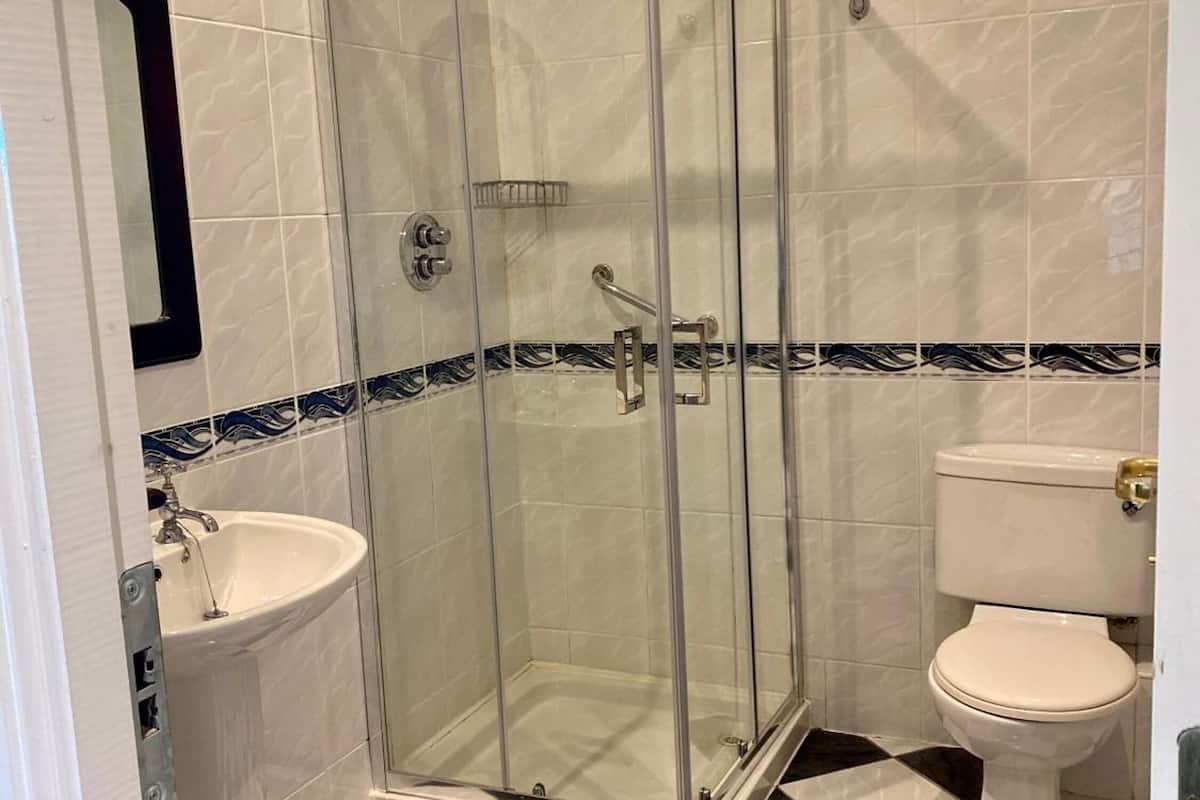 separate bathtub and shower, free toiletries, hair dryer, towels
