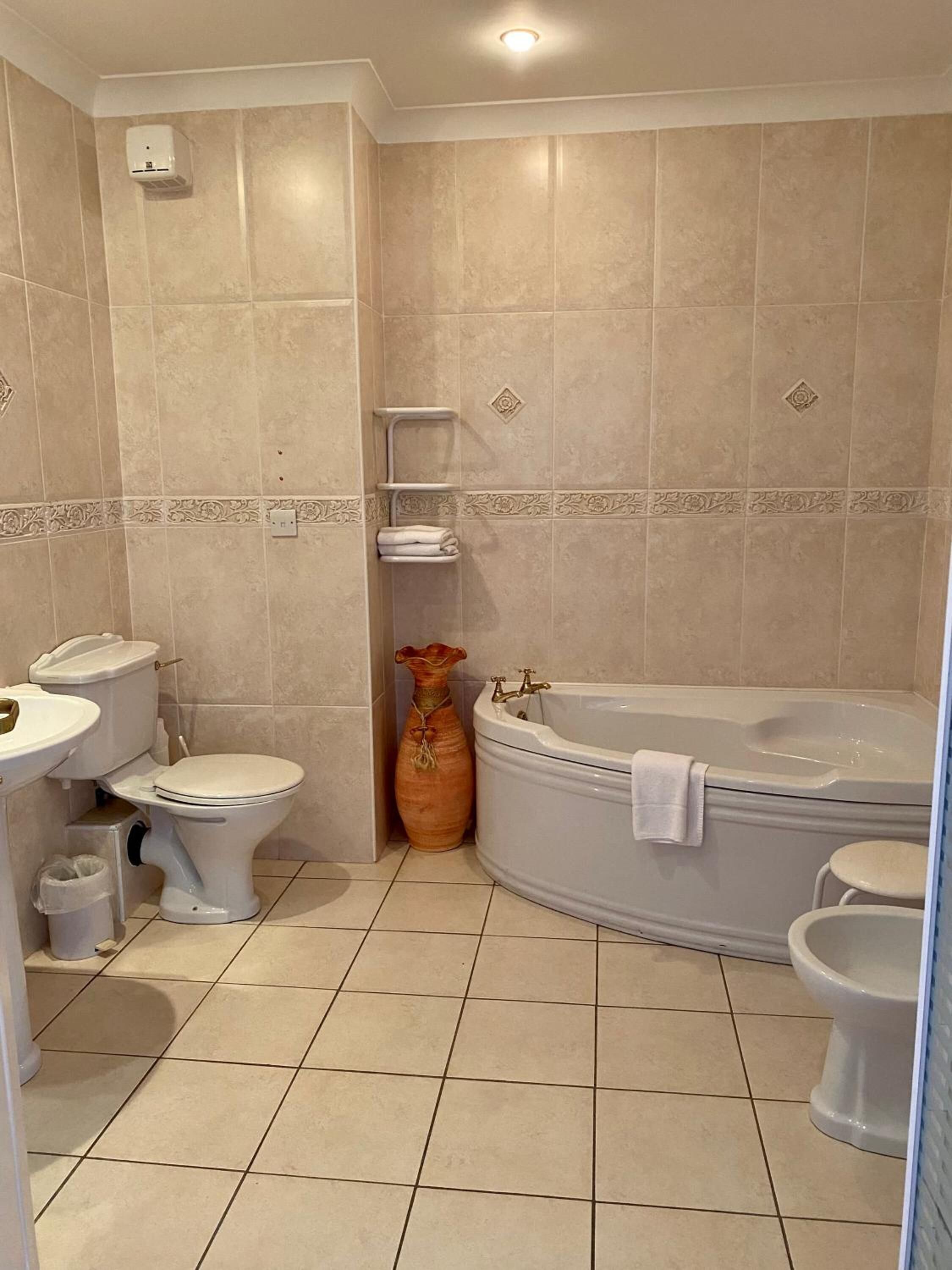 family room | bathroom | separate bathtub and shower, free toiletries, hair dryer, towels