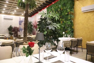 Se sirven desayunos, almuerzos y cenas; cocina local