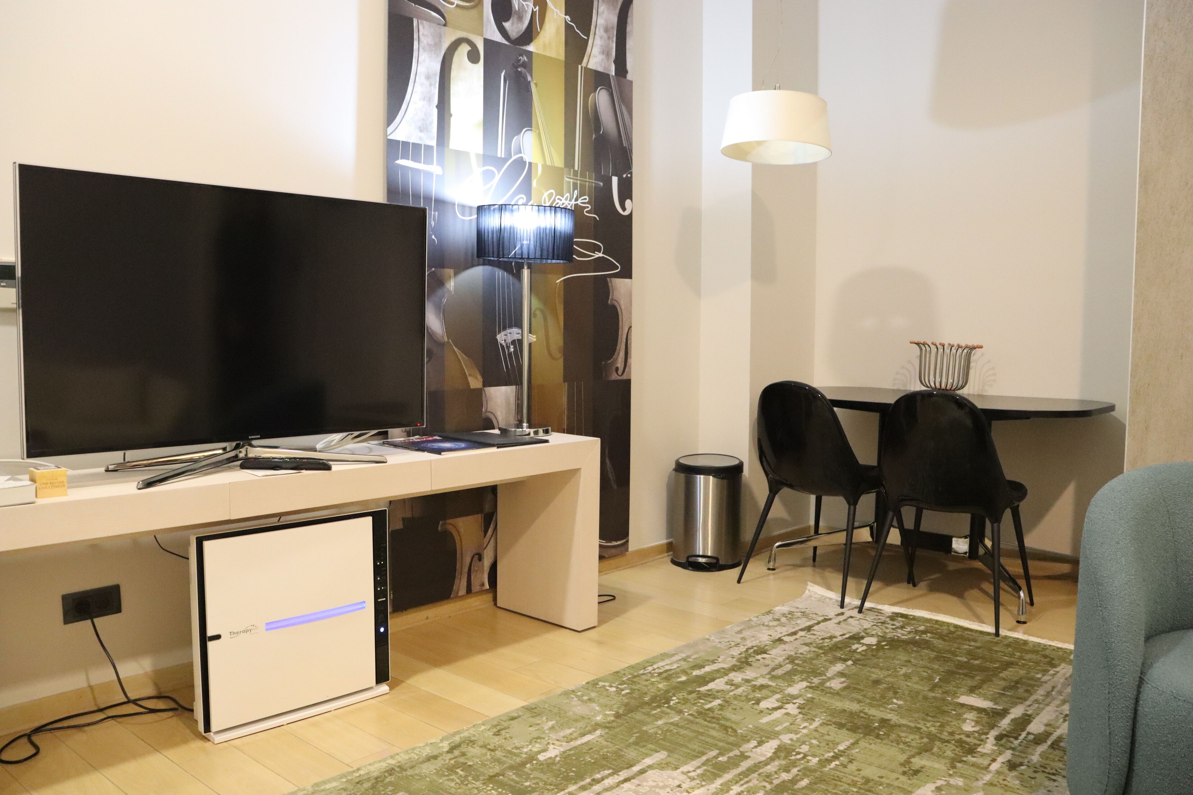 junior suite | living area | 32-inch flat-screen tv with cable channels, tv