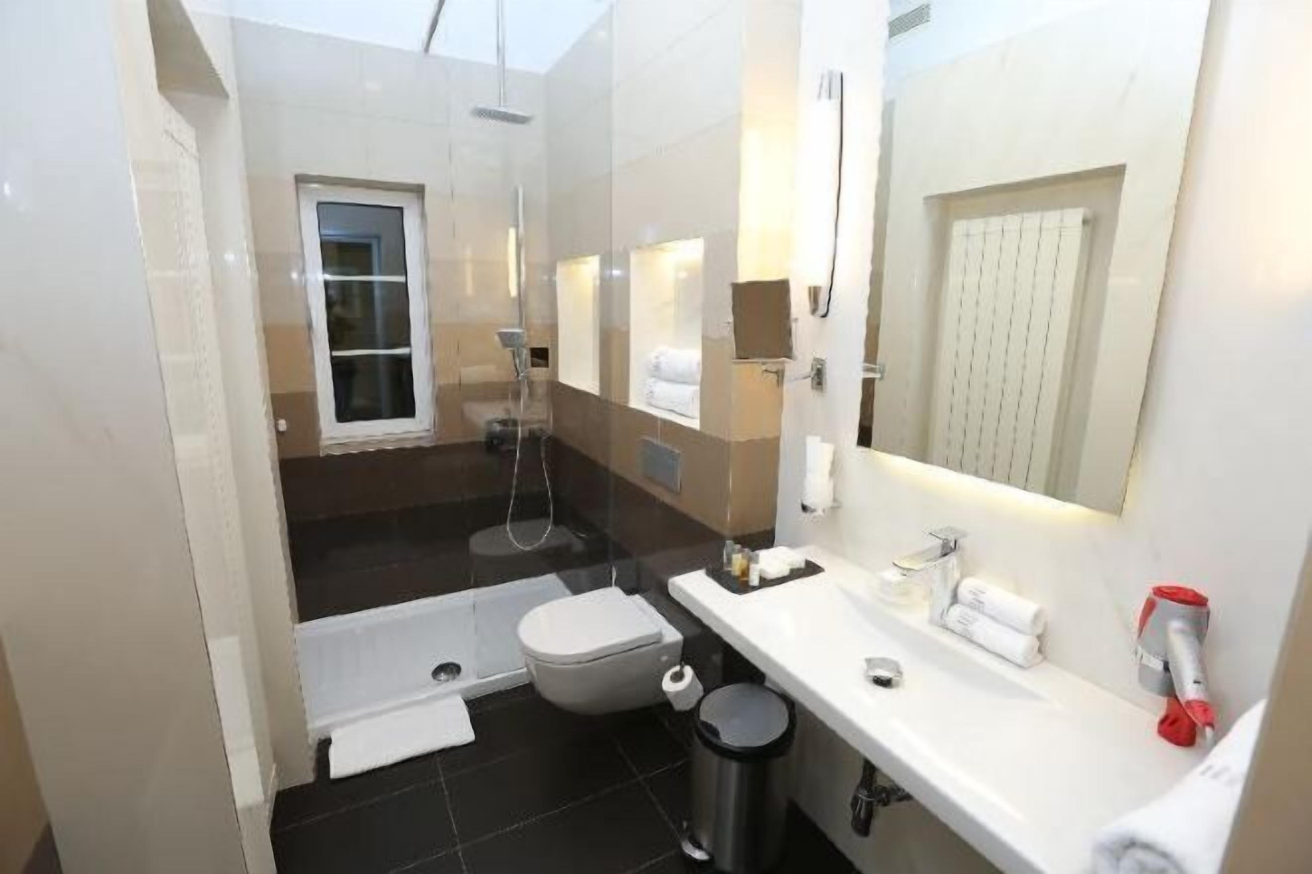 Bad | Dusj, hårføner, badekåper og tøfler