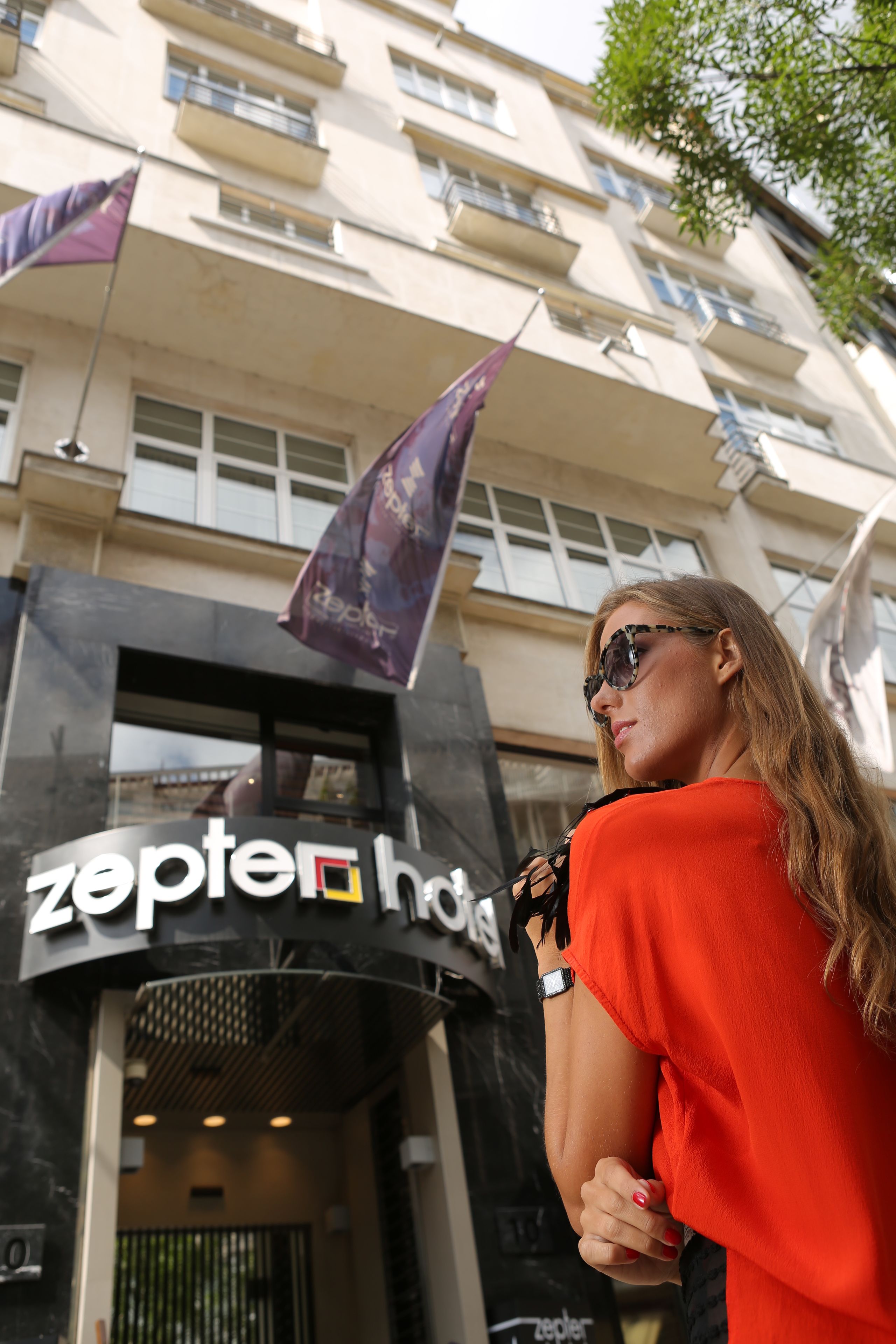 A building with a sign reading "zeptenhaus".