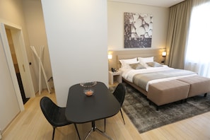 Deluxe Room | 1 bedroom, minibar, in-room safe, individually decorated