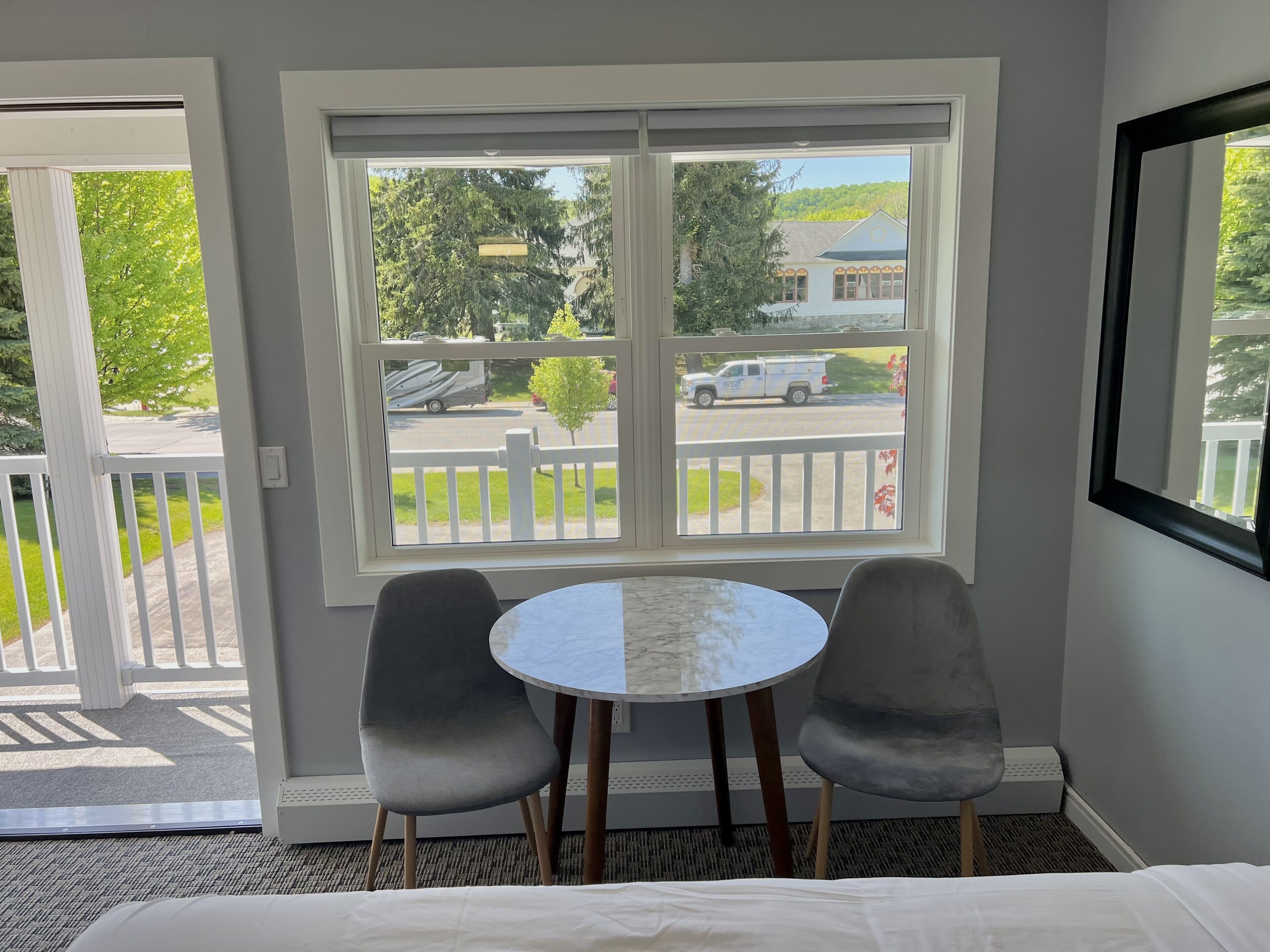 办公桌、免费 WiFi、床单