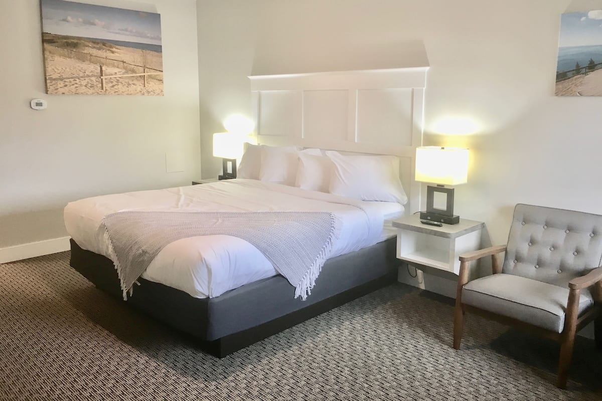 Deluxe King Bed | Premium bedding, desk, WiFi (free), bed sheets