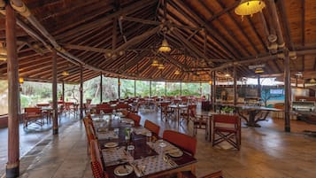 Petit déjeuner, déjeuner et dîner servis sur place