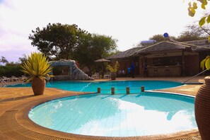Outdoor pool, pool umbrellas, sun loungers - Sentrim Amboseli Lodge (Amboseli)