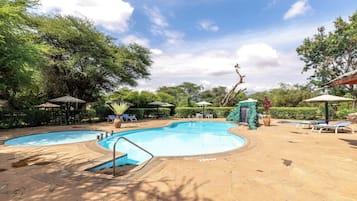 Piscine extérieure, parasols de plage, chaises longues