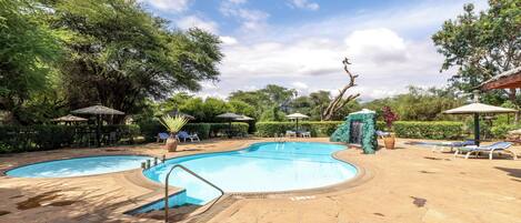 Piscina externa, guarda-sóis, espreguiçadeiras