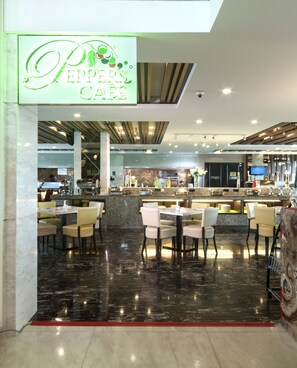 Petit déjeuner, déjeuner et dîner servis sur place