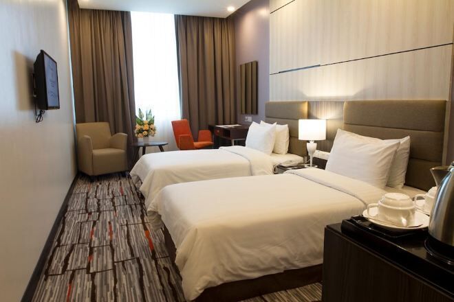 Minibaari, tallelokero huoneessa, työpöytä, äänieristys