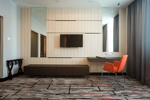 Executive Suite | Living area | 32-inch LCD TV with digital channels, TV