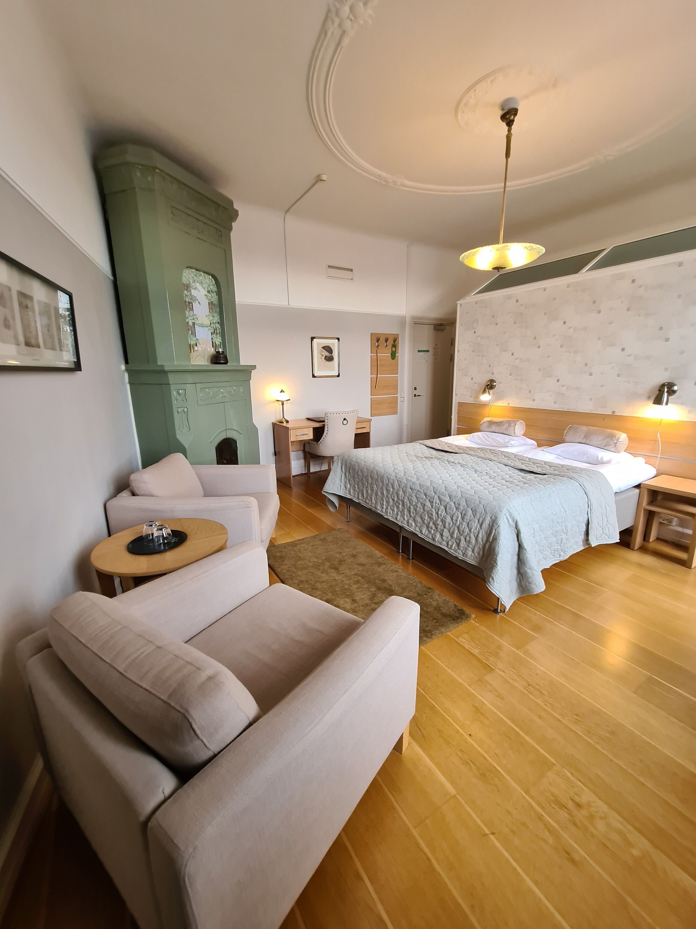 Skrivbord, mörkläggningsgardiner, strykjärn/strykbräda och gratis wi-fi