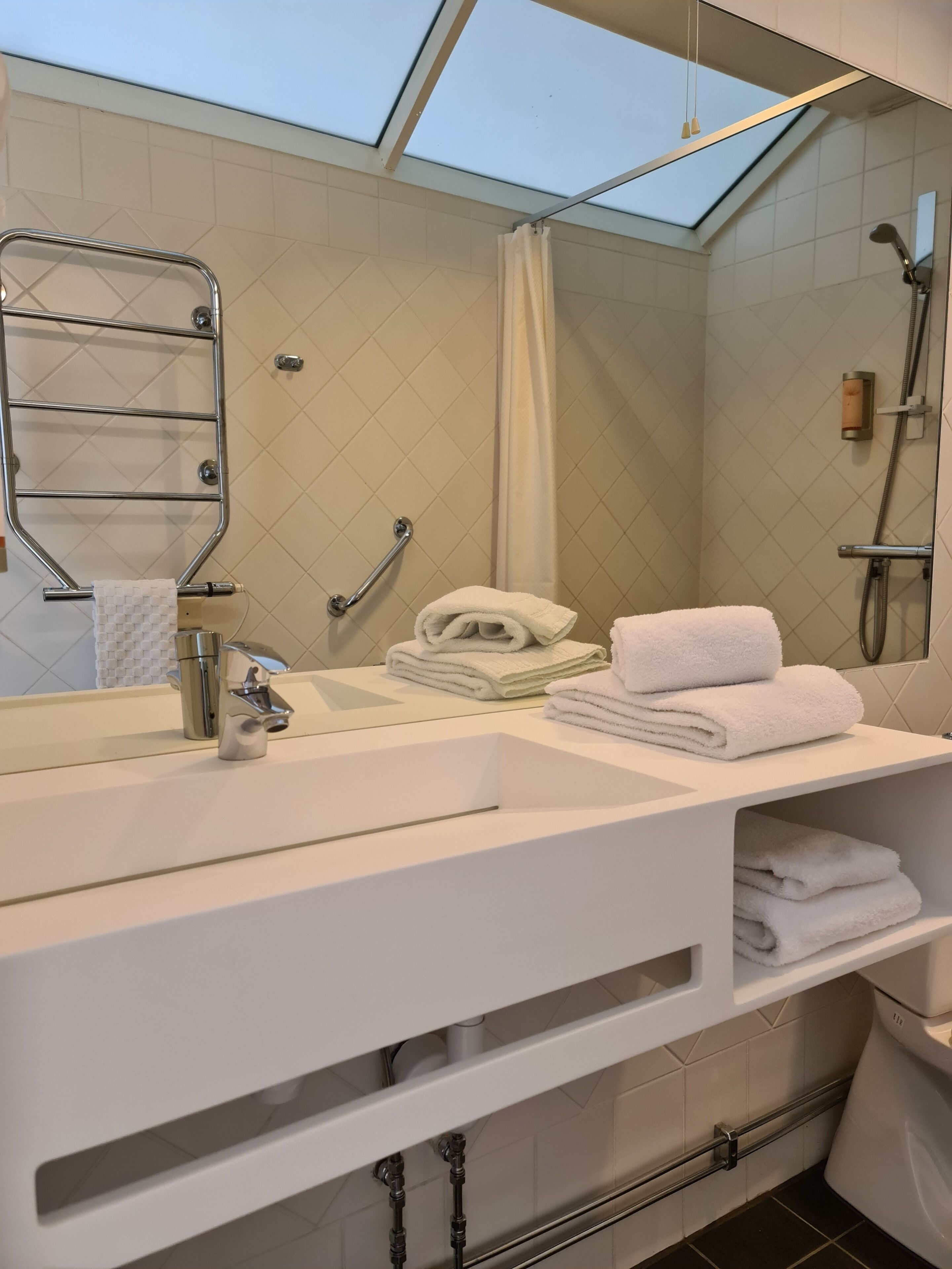 double room | bathroom | shower, free toiletries, hair dryer