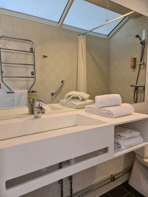 Kamar Double | Kamar mandi | Shower, perlengkapan mandi gratis,  dan pengering rambut