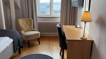 Single Room | Desk, blackout drapes, iron/ironing board, free WiFi