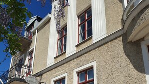 Ein Gebäude mit einem Schild, auf dem 