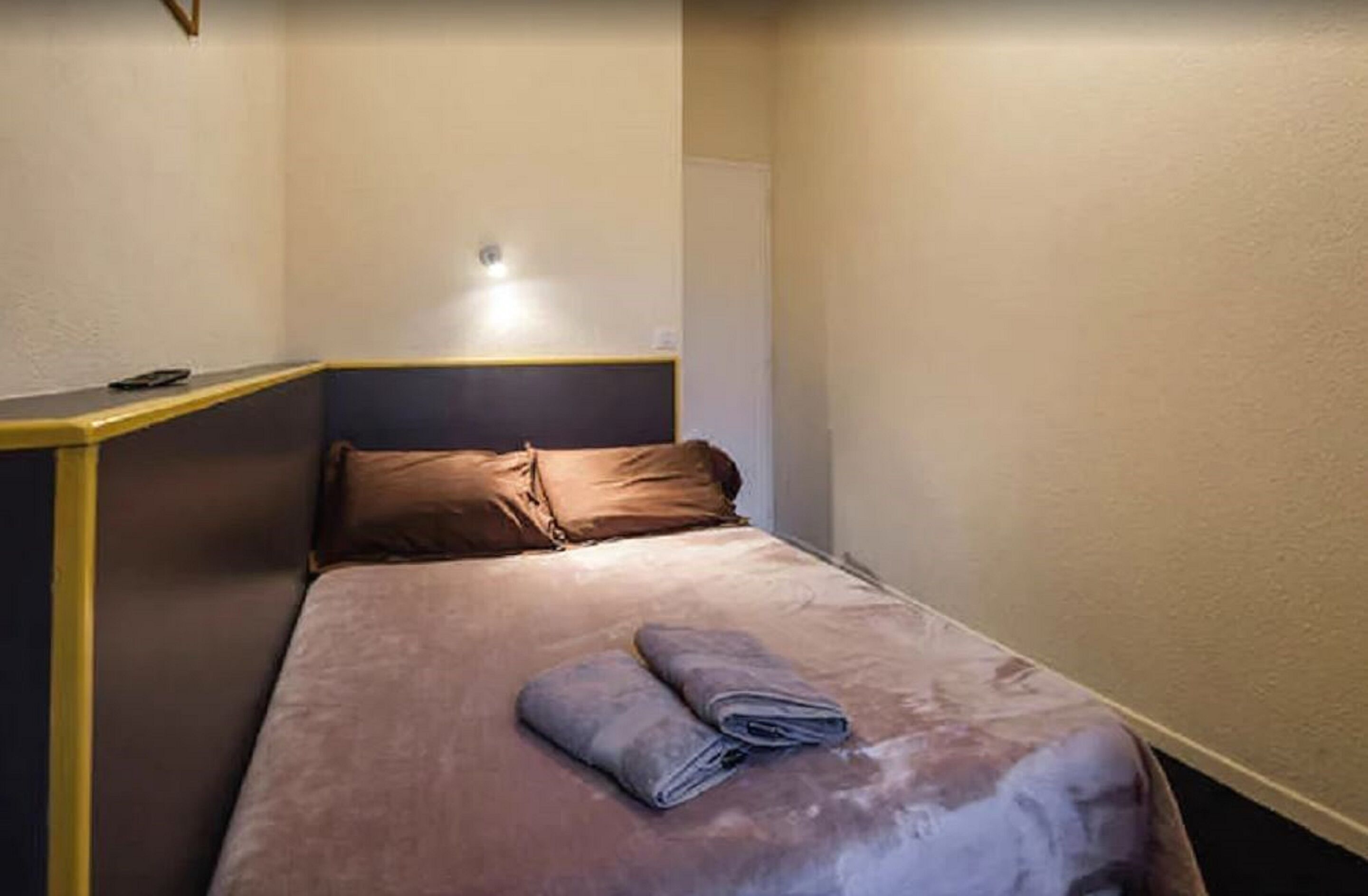 Apartamento (4 Adults) | Banheiro | Chuveiro, secador de cabelo, toalhas de banho, shampoo