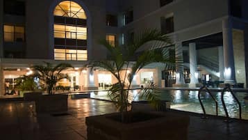 Depan hartanah - siang/malam