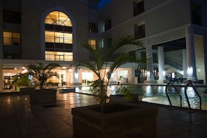 Depan hartanah - siang/malam