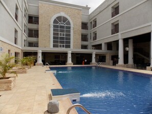 Kolam renang terbuka