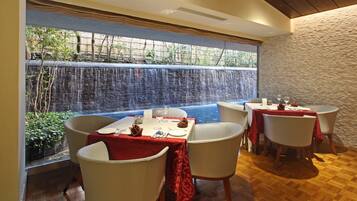 6 restaurants, breakfast, lunch, dinner served; French cuisine