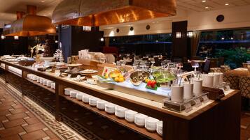 6 restaurants; breakfast, lunch, and dinner served