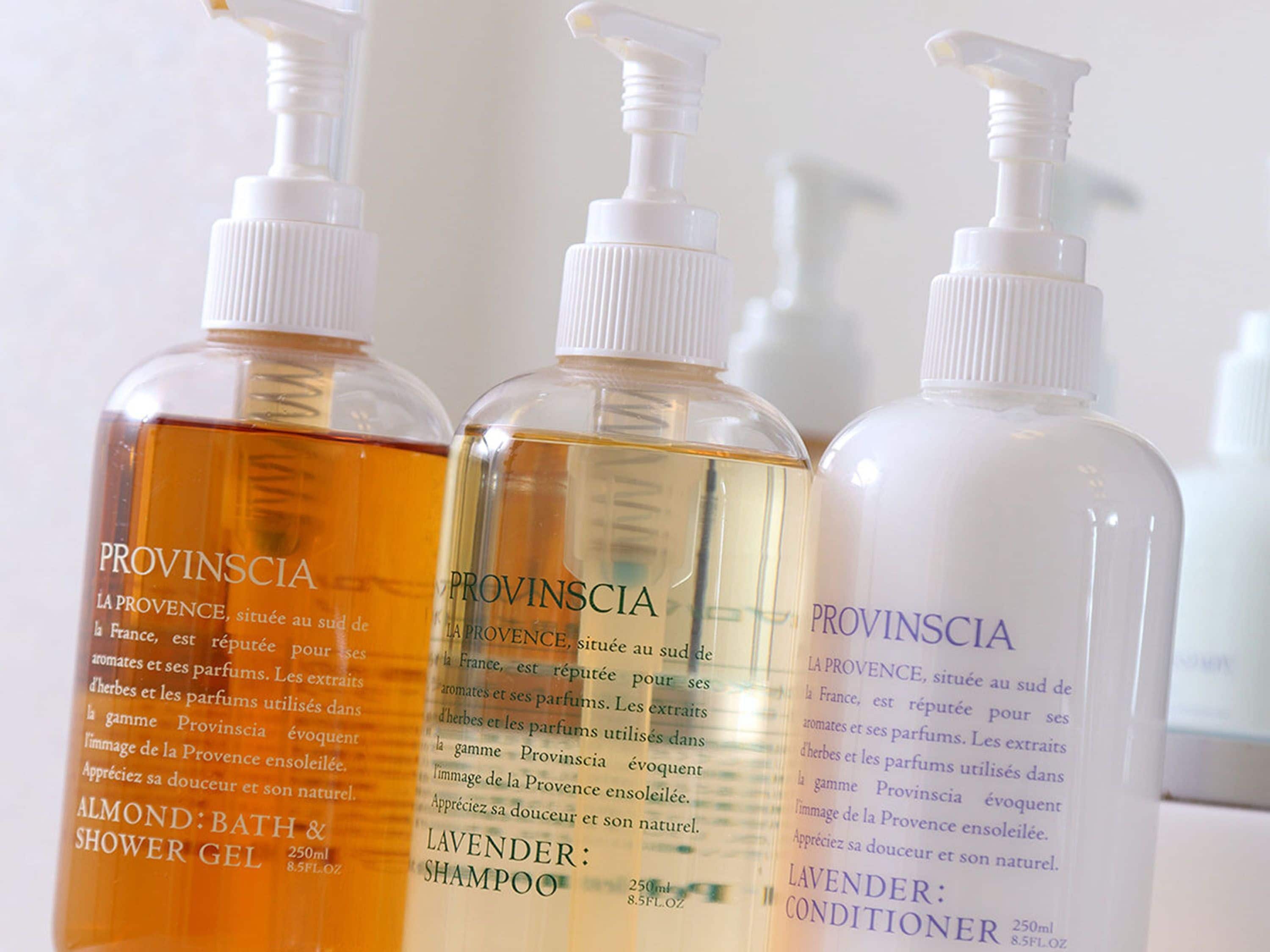 Tres botellas de productos Provinscia: gel de baño y ducha de almendras, champú y acondicionador de lavanda.