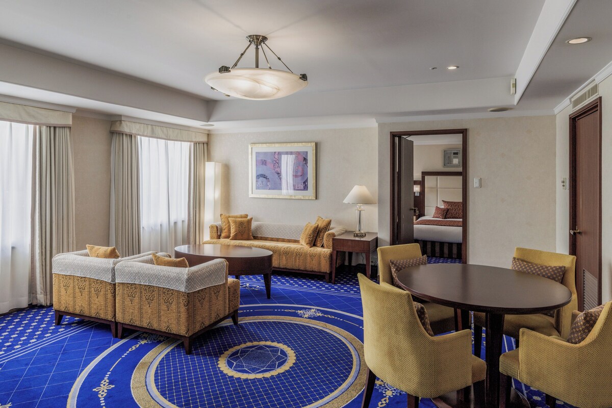 Suite estudio Royal, no fumadores | Zona de estar | Una televisión