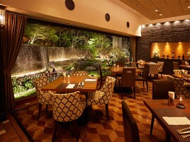 6 restoran, kahvaltı, öğle yemeği sunulur, Fransız mutfağı 