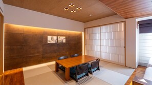 Luxe kamer, niet-roken (Japanese Western) | Een kluis op de kamer, een bureau, gratis wifi, beddengoed