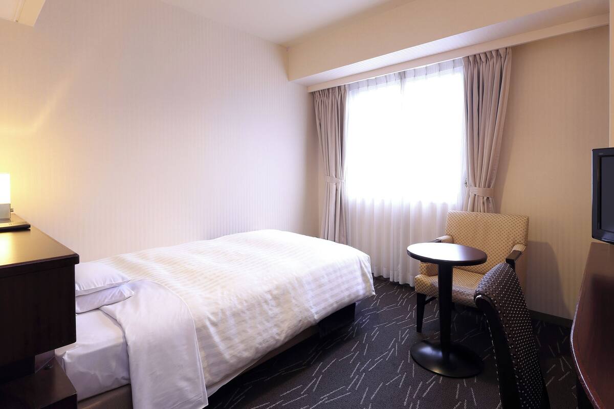 Standard Single Room, Non Smoking | In-room safe, desk, WiFi (free), bed sheets