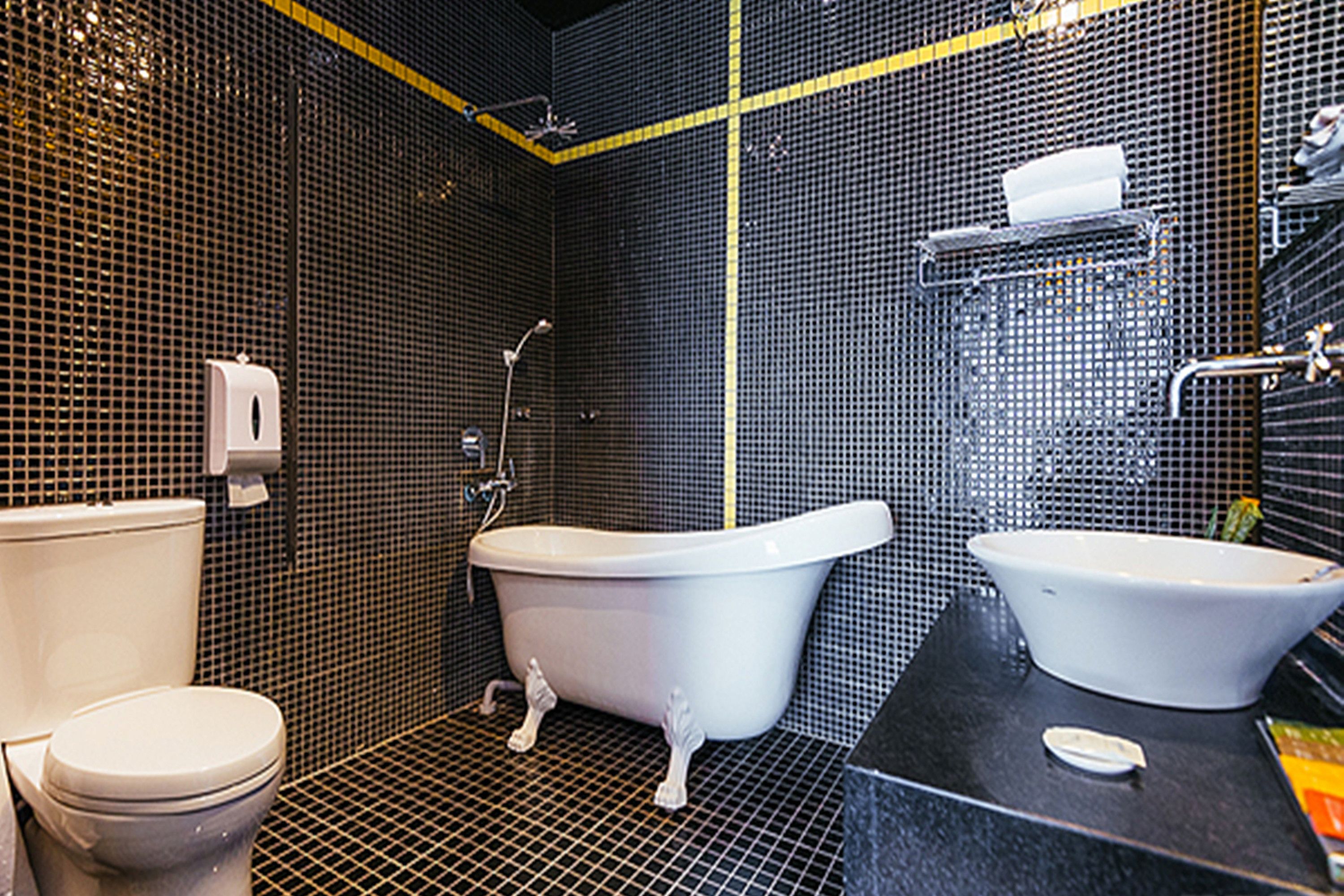 deluxe double room, 1 king bed, ocean view | bathroom | free toiletries, hair dryer, towels