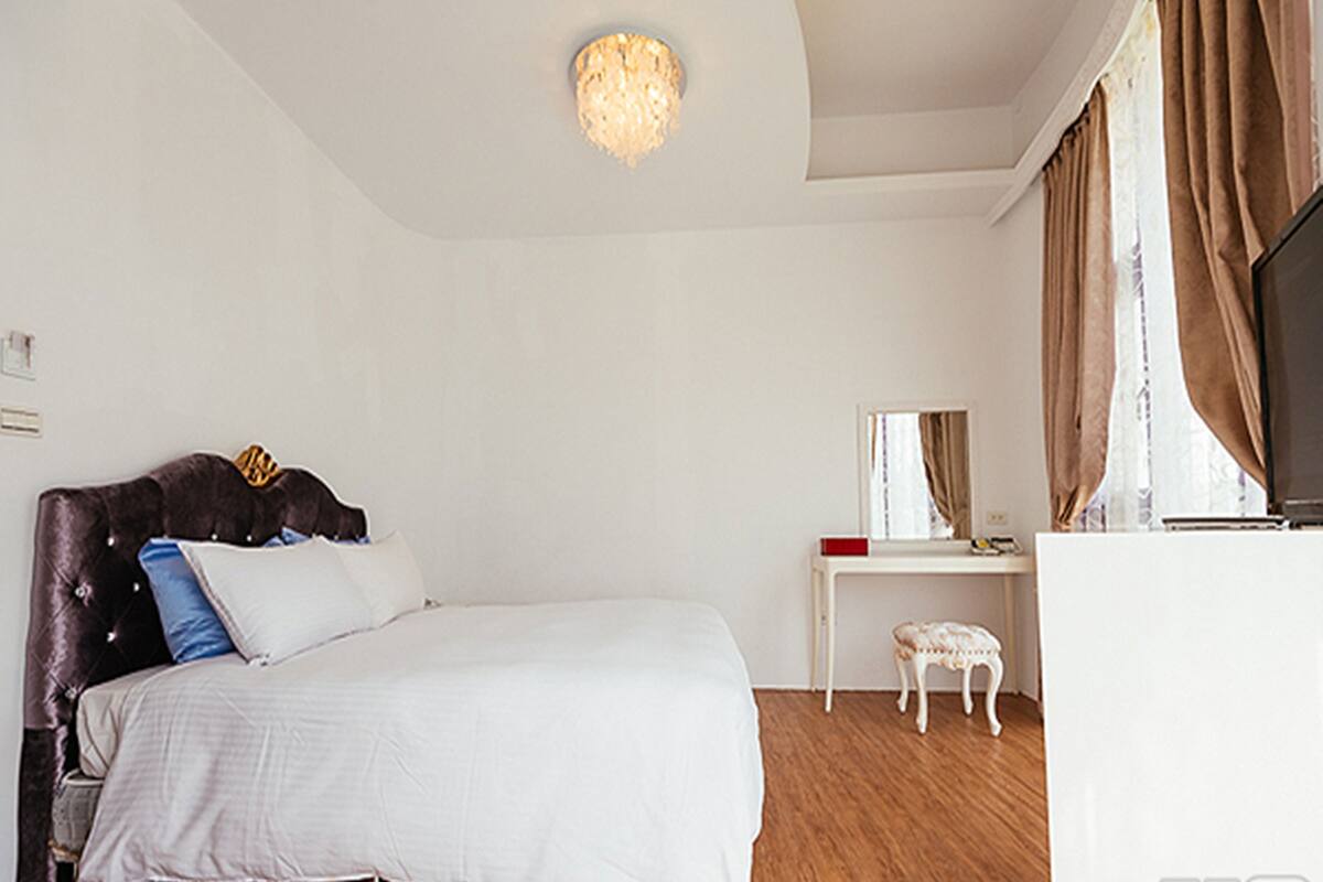 Economy Double Room, 1 Double Bed | Desk, blackout curtains, free cots/infant beds, free WiFi