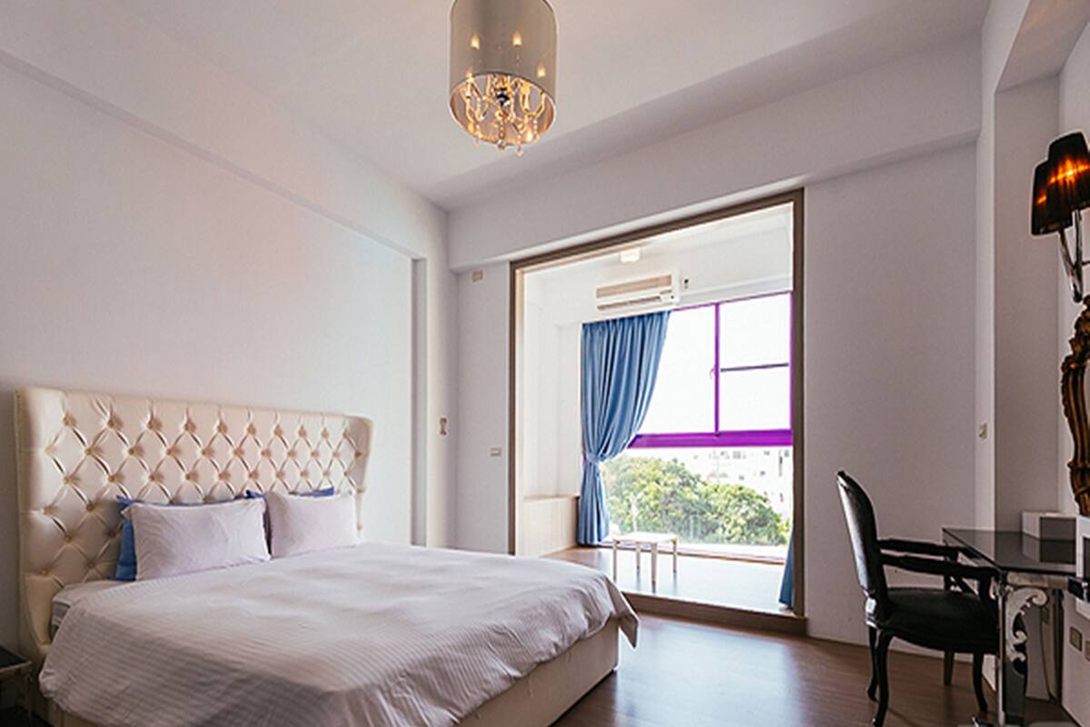Premium Double Room, 1 King Bed, Hot Tub, Mountain View | Desk, blackout curtains, free cots/infant beds, free WiFi