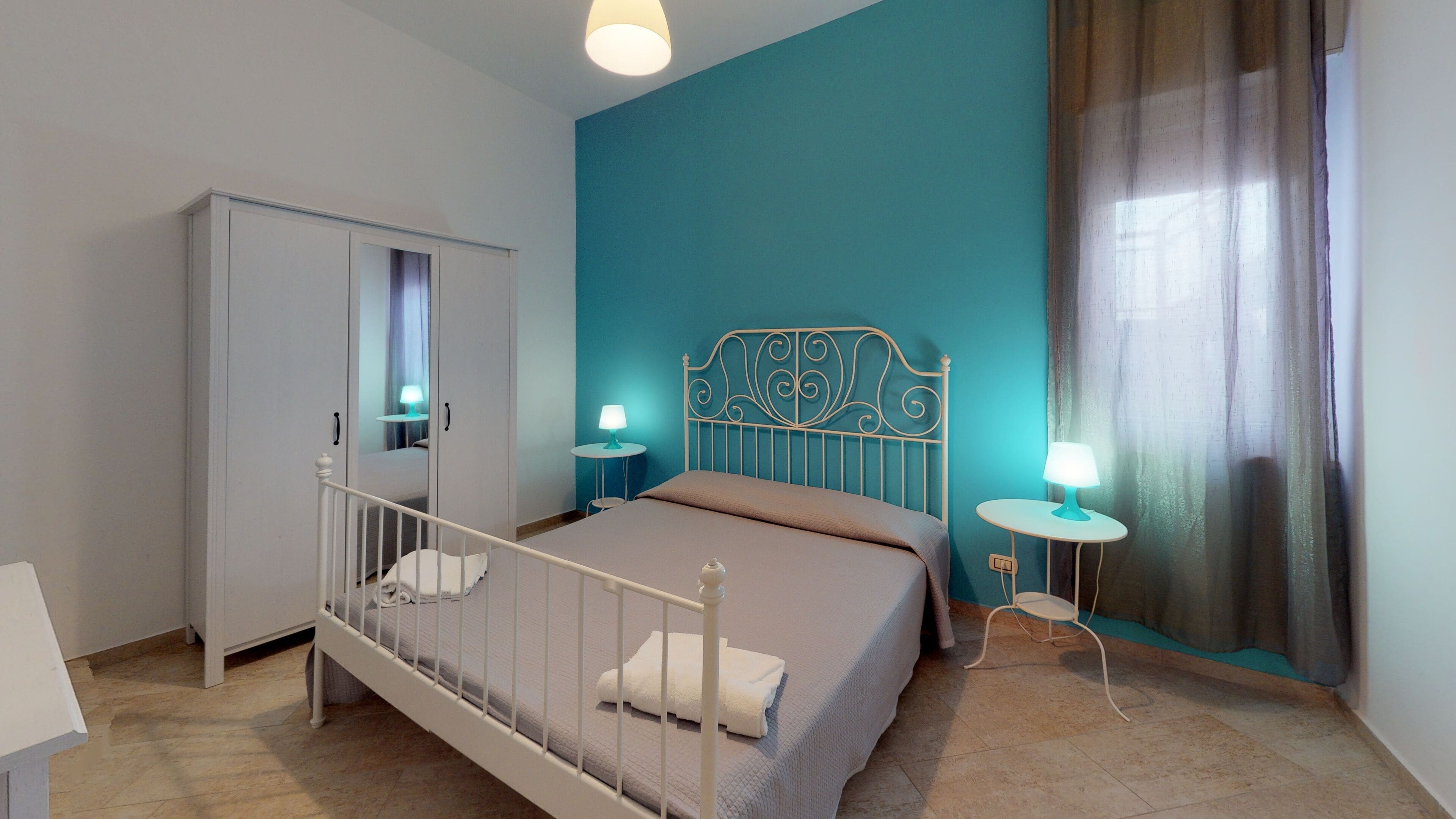 2 dormitorios, edredones de plumas, escritorio y cortinas opacas