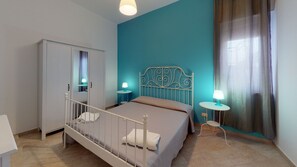 2 bedrooms, down comforters, desk, blackout drapes - Case Playa (Balestrate)