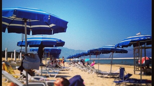 A beach with rows of blue umbrellas and sun loungers. - Case Playa (Balestrate)